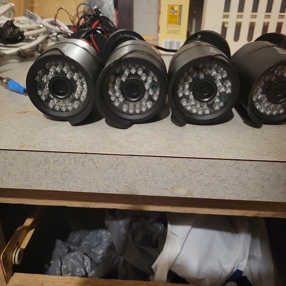 Swann security cameras with all cords to run - Picture 4 of 8